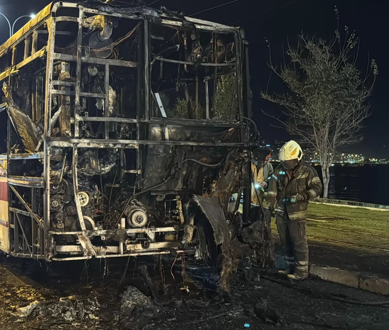 İzmir'de seyir halindeki belediye otobüsü yandı