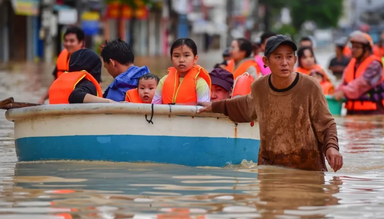Şiddetli yağış felakete dönüştü: 55 ölü, 13 kayıp, binlerce ev sular altında