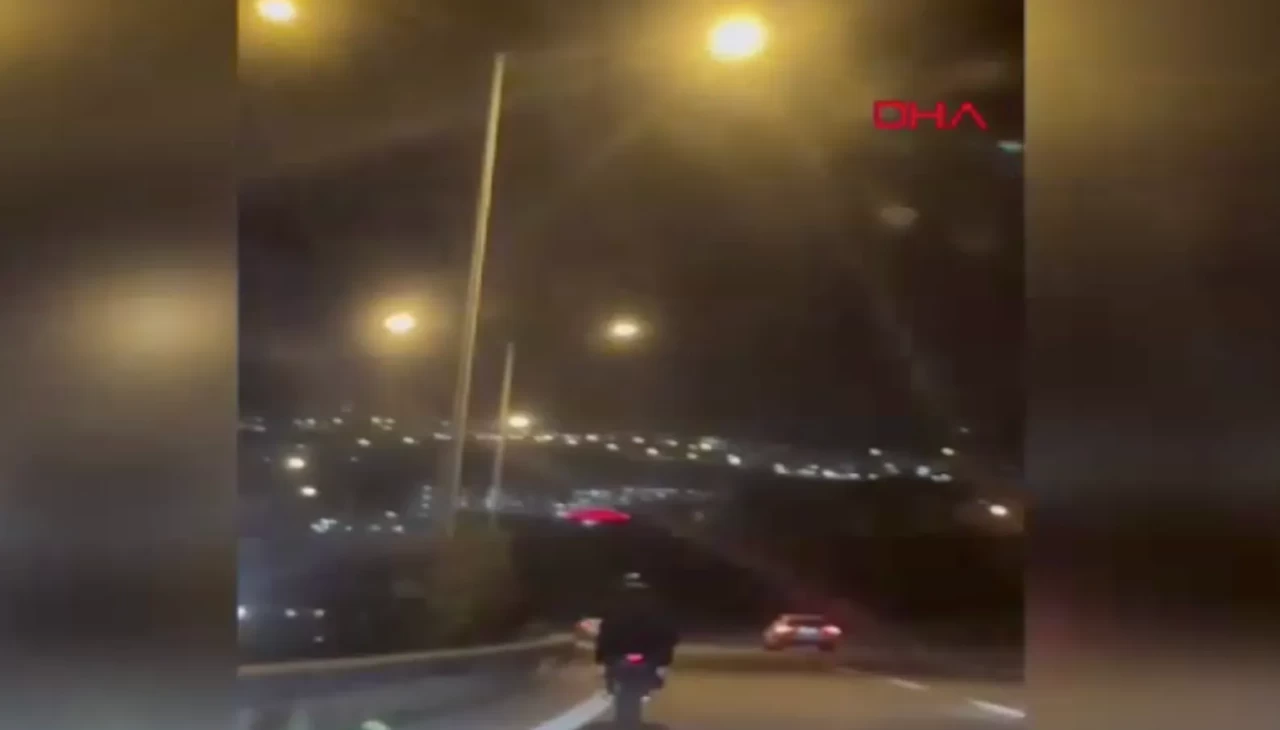İzmir’de motosikletlilerin tehlikeli gösterisi kamerada