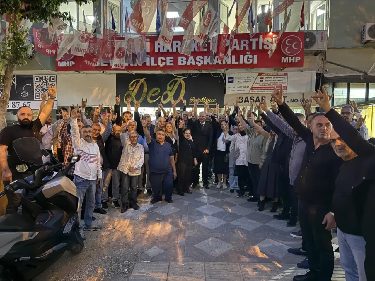 Seyhan'da MHP'ye yoğun katılım! Rozet takdim edildi