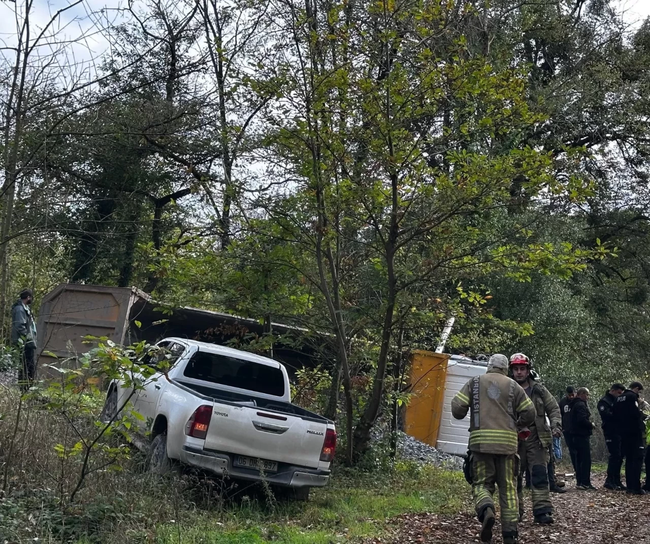 Beykoz’da mıcır yüklü kamyon devrildi: Sürücü yaralı kurtuldu