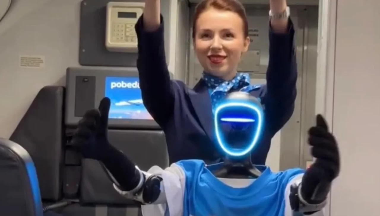 Rus havayolunda bir ilk: Robot kabin memuru ‘Volodya’ uçuşta görev yaptı