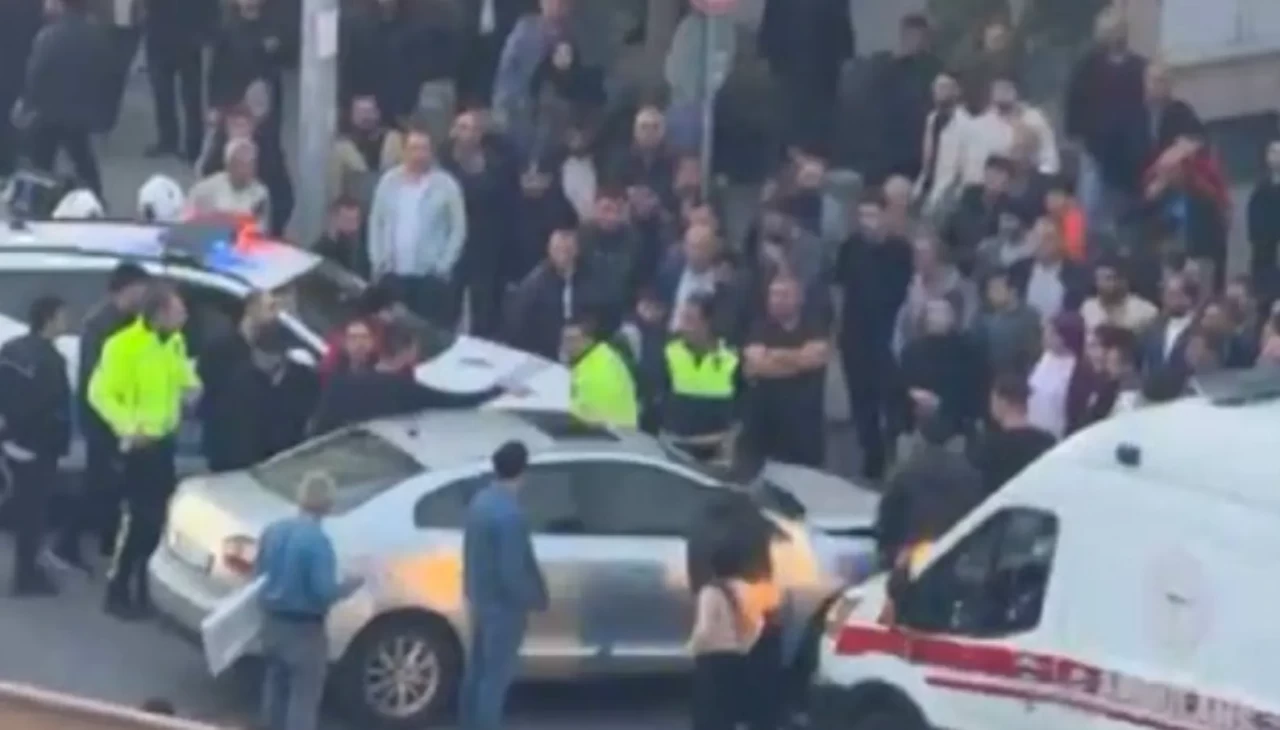 Sultangazi’de oto yıkama çalışanları ile sürücü arasında kavga: darbedilen sürücü kaçarken kaza yaptı