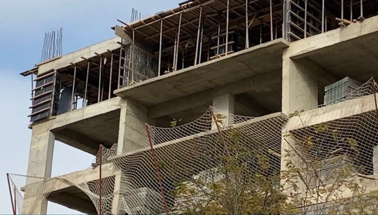 Elazığ'da inşaattan düşen işçi öldü