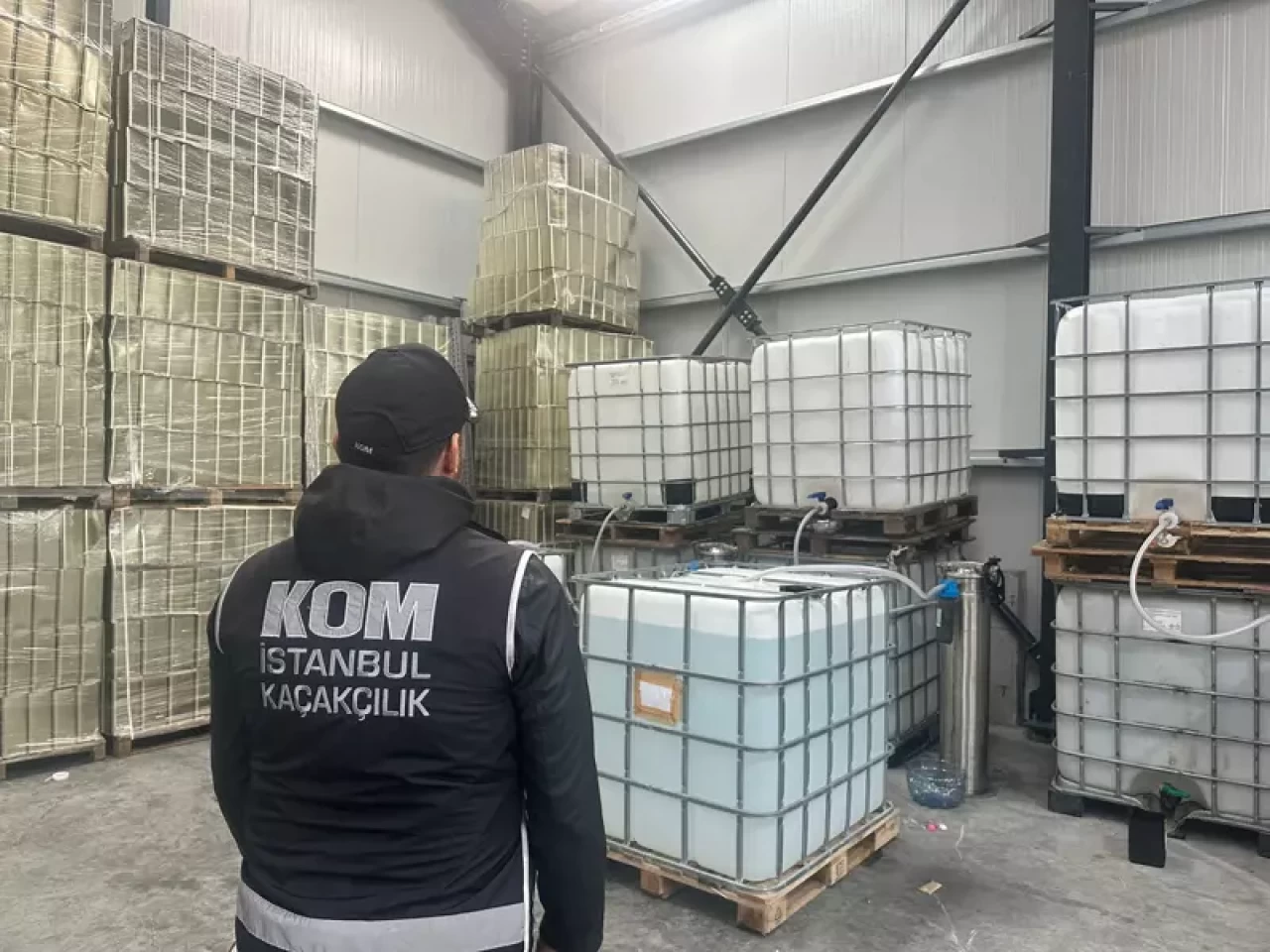 İstanbul'da kaçak ve sahte içki operasyonunda 3 şüpheli tutuklandı