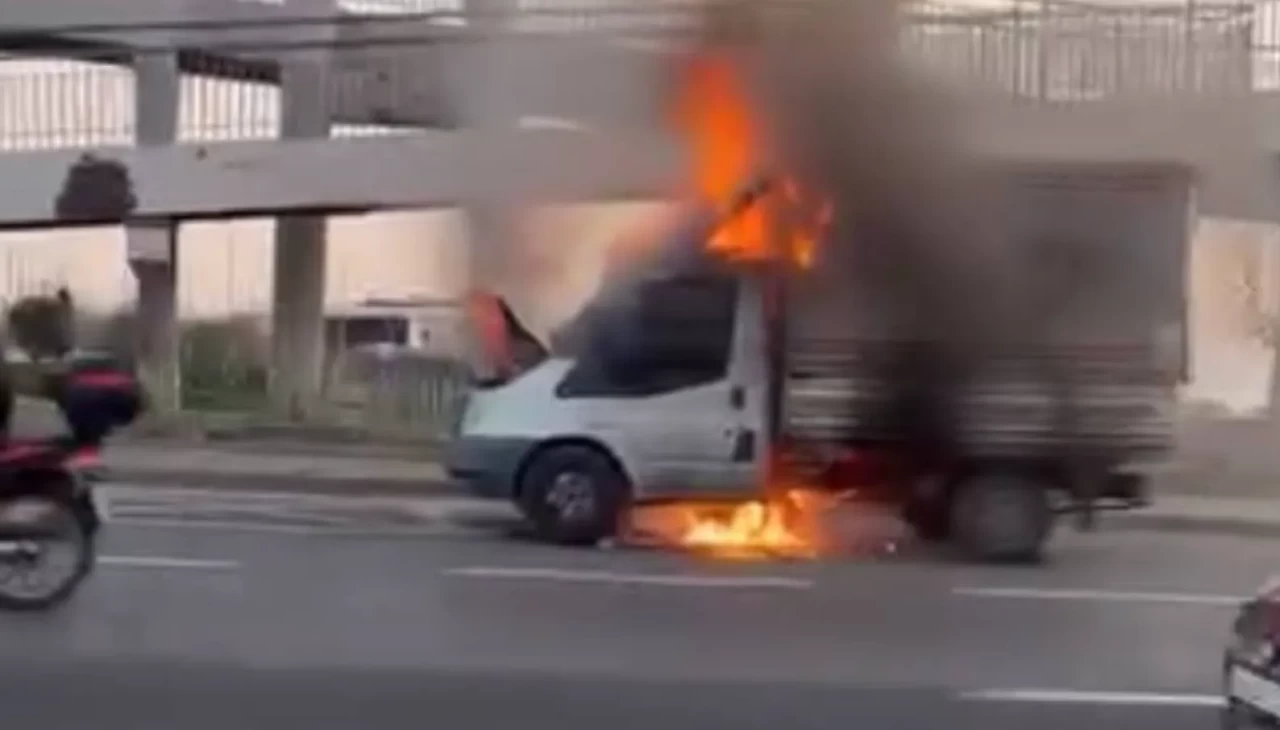 D-100’de kamyonet alev alev yandı: Araç metal yığınına döndü