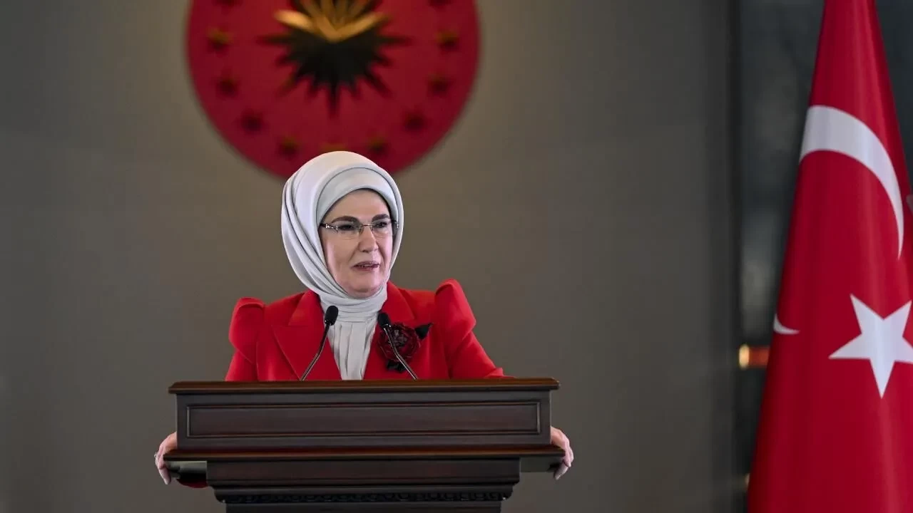 Emine Erdoğan: Öğrencilerin hayallerine kanat olan öğretmenimize teşekkür ediyorum