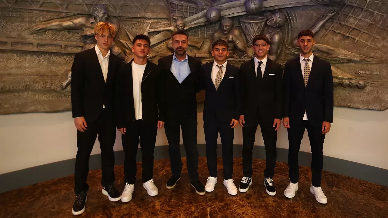 Fenerbahçe, 5 genç oyuncusuyla profesyonel sözleşme imzaladı