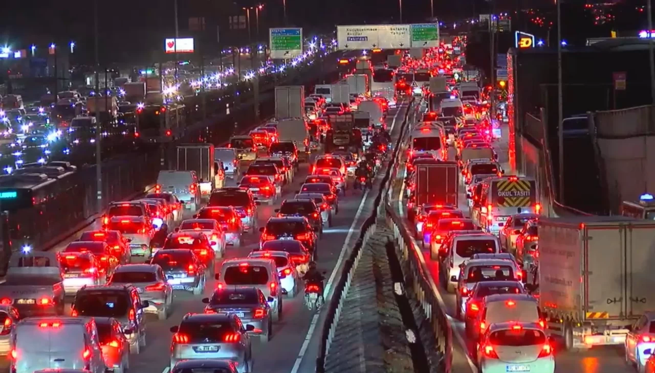 İstanbul’da akşam trafiği kilitlendi: Yoğunluk yüzde 89’a çıktı