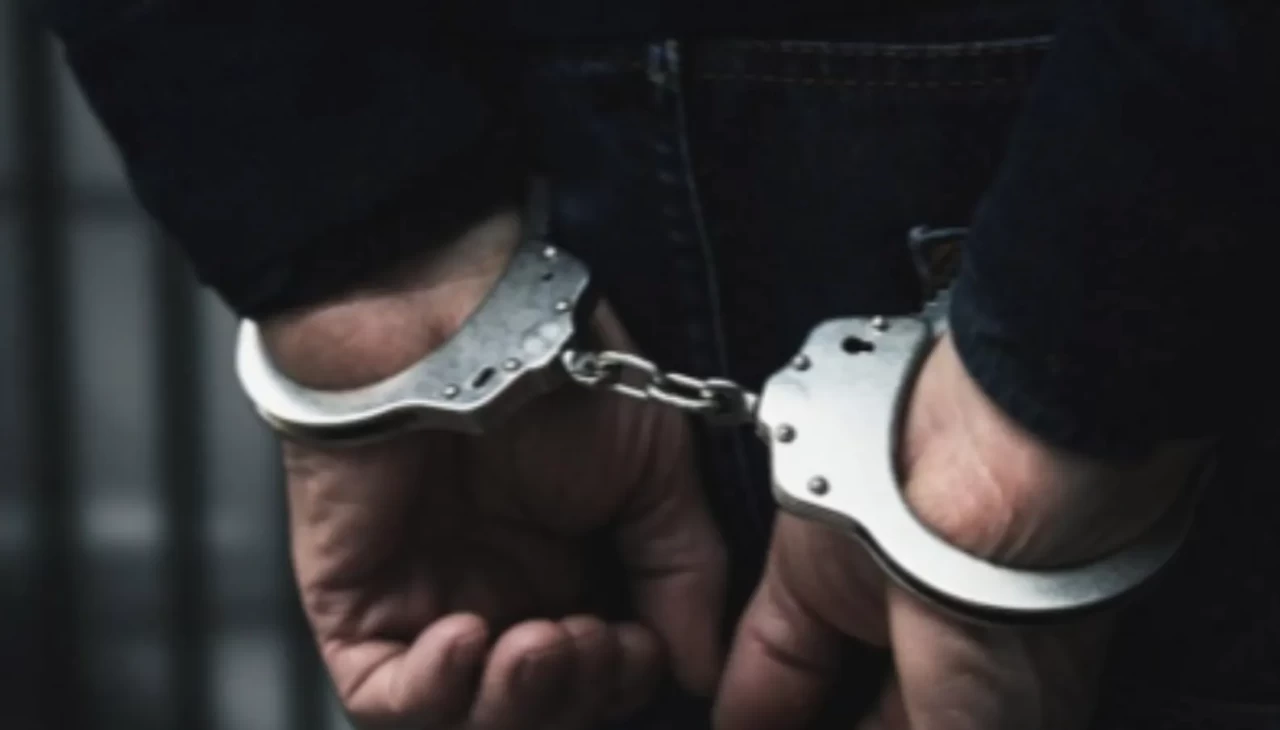 Pendik’te park halindeki otomobilden laptop çalan zanlı tutuklandı