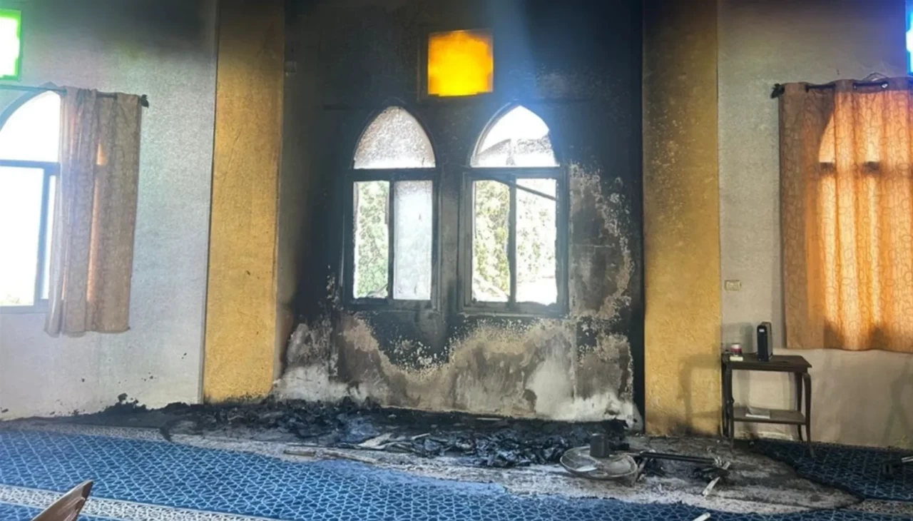 Batı Şeria’da bir cami kundaklandı