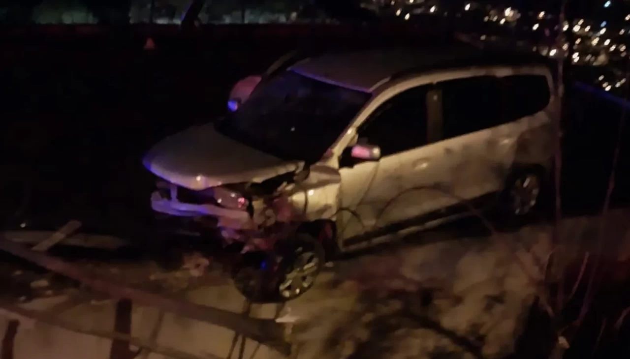 Osmaniye’de virajı alamayan otomobil evin damına düştü: 4 yaralı