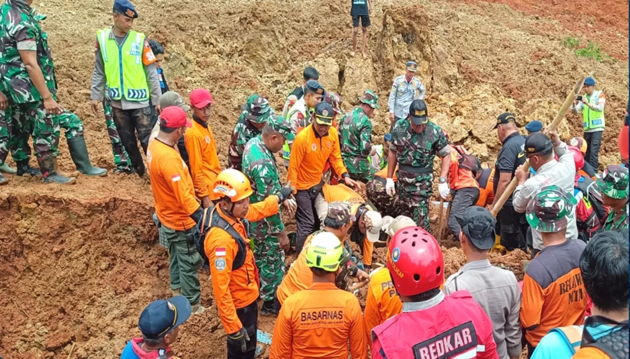Endonezya’da toprak kayması: 3 ölü, 20 kayıp