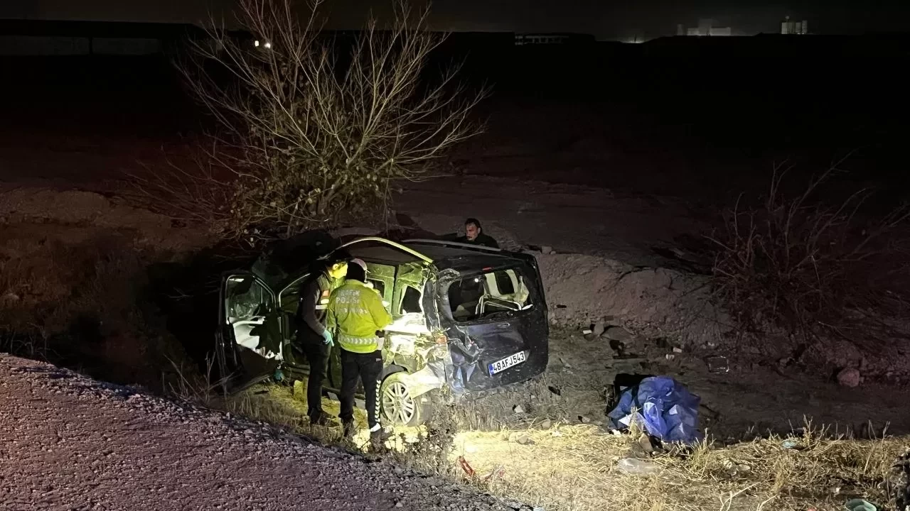 Konya’da hafif ticari araç şarampole devrildi: Bir kişi hayatını kaybetti, 3 yaralı