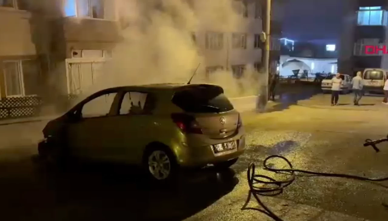 Karabük’te park halindeki otomobil alev aldı: Araç kullanılamaz hale geldi