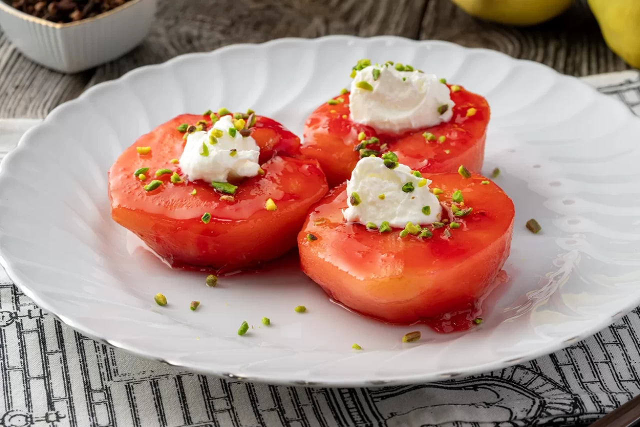 Altın Renkli Ayva Tatlısı Tarifi: Şerbeti ve Kaymakla Sofraların Gözdesi