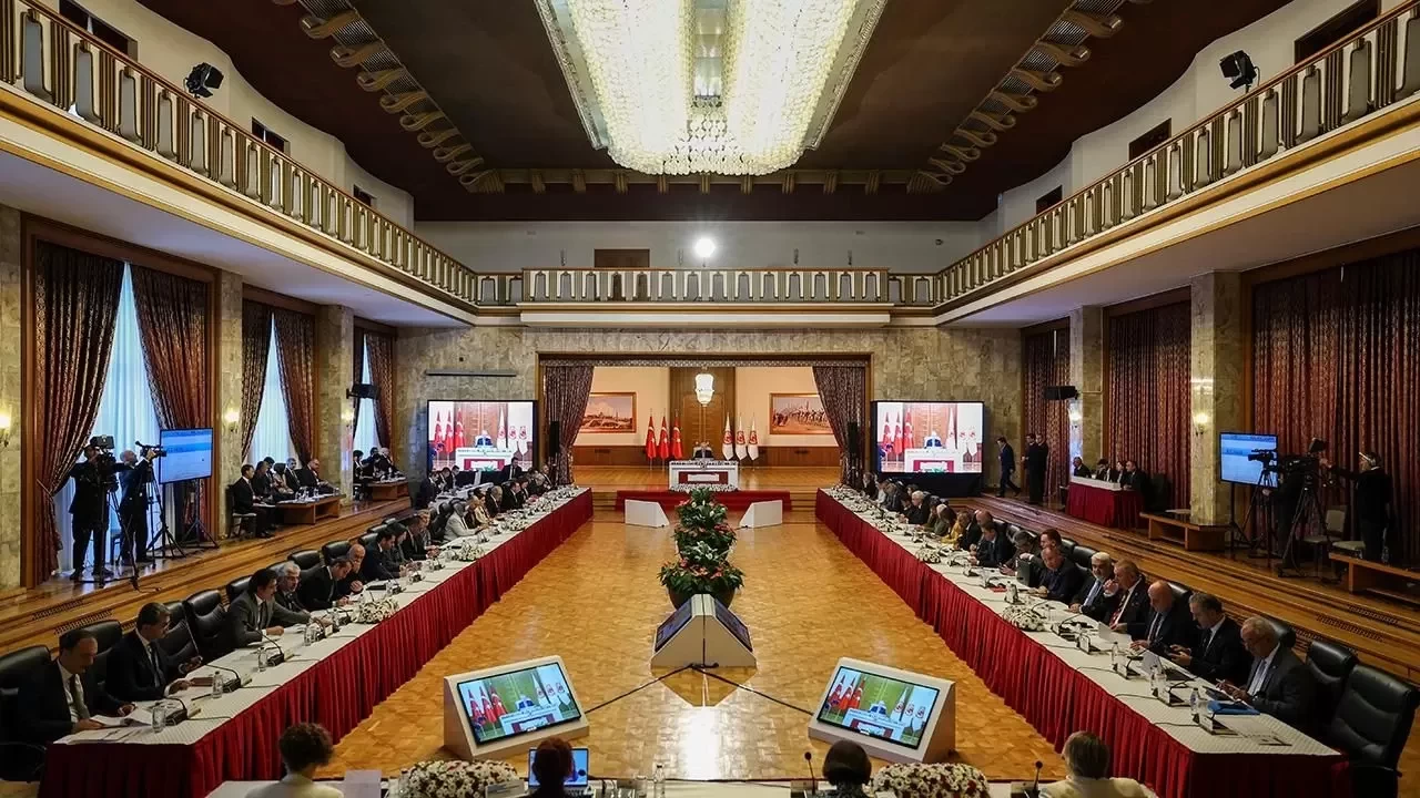 AK Parti'de kritik toplantı: Yarın komisyon üyeleriyle İmralı'ya gidiş görüşülecek