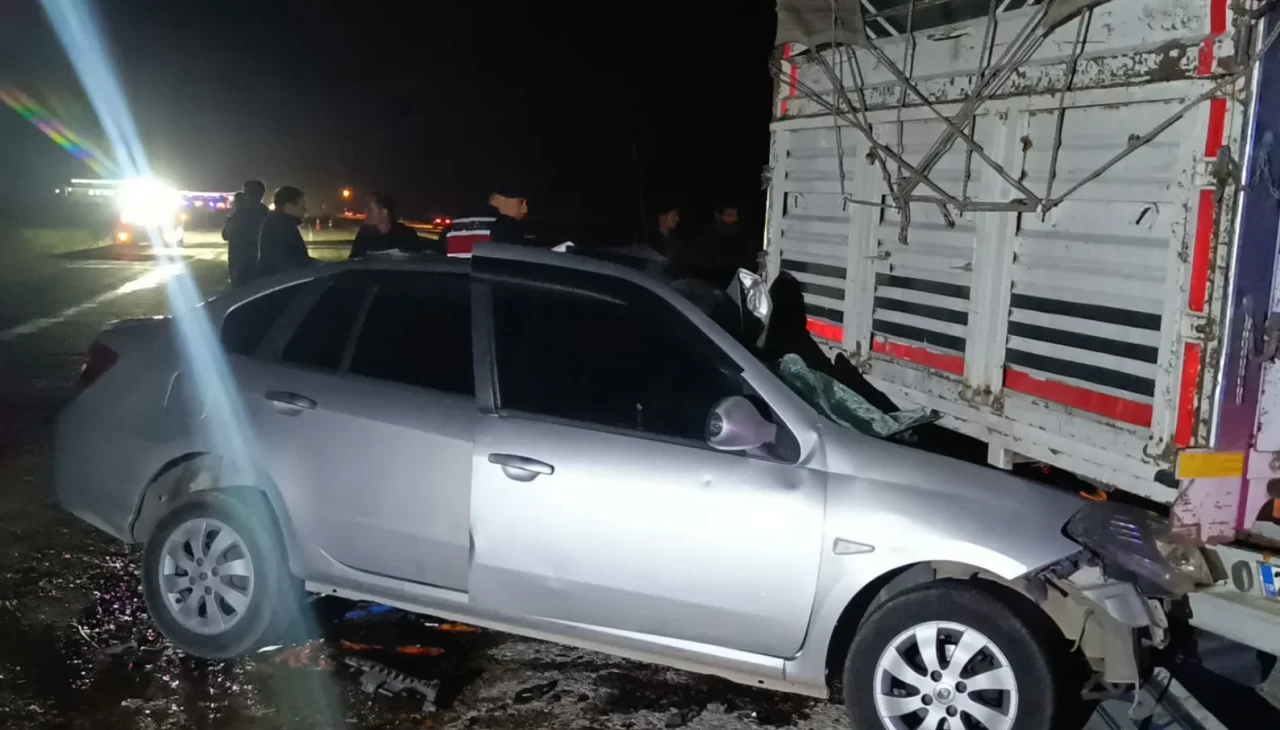 Adana Kozan’da otomobil kamyona çarptı: 2 yaralı