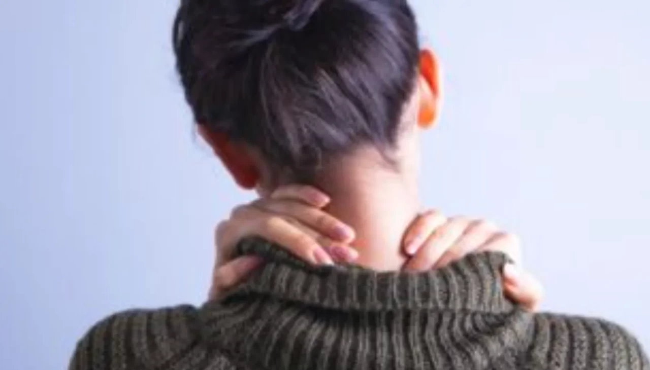 Boynunuza bunu yapmadan önce iki kere düşünün! Uzmanlar uyardı: Sonuç felç bile olabilir