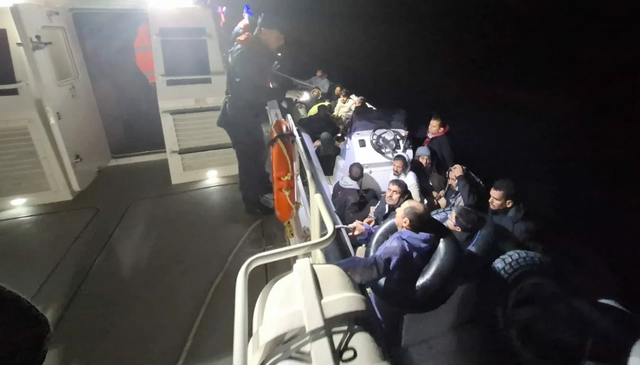 Bodrum açıklarında motoru arızalanan botta 26 kaçak göçmen kurtarıldı