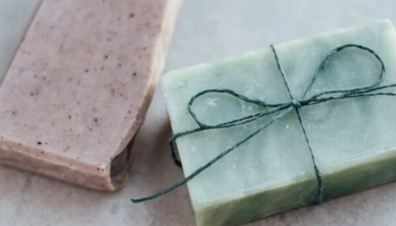 Parlak ve güçlü saçların yeni trendi! En popüler 9 saç sabunu listesi yayında