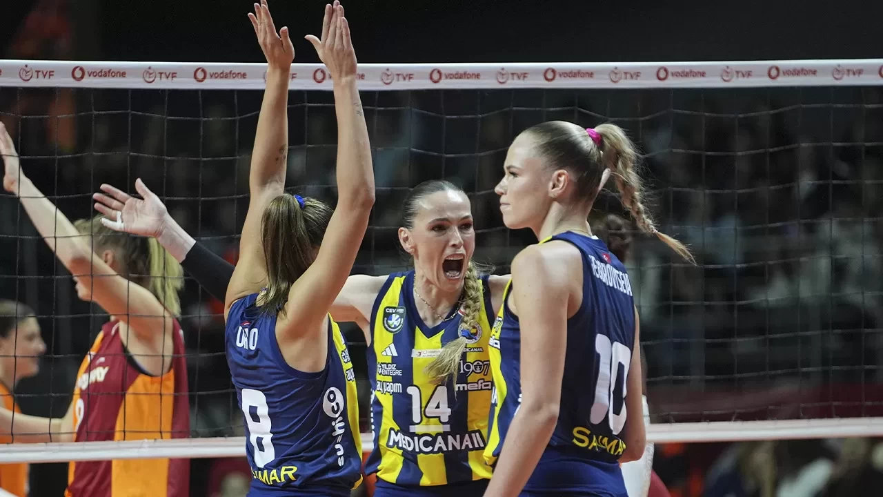 Fenerbahçe Kadın Voleybol Takımı, Sultanlar Ligi'ndeki derbide Galatasaray’ı tie-break setinde mağlup etti