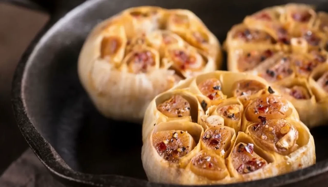 Bir diş yeterli! Kavrulmuş sarımsak vücudu 24 saatte nasıl yeniliyor, işte yanıtı