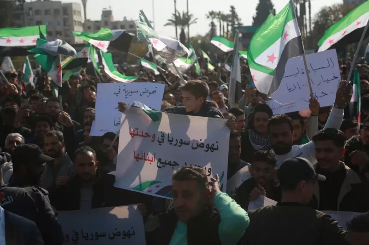 Suriye’de özgürlük coşkusu: Meydanlar doldu taştı