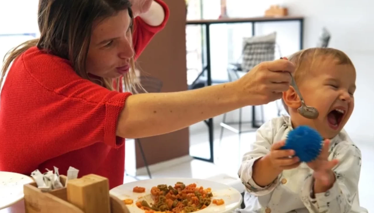 Çocuğunuz sürekli yemek mi seçiyor? Masayı bir anda değiştiren 11 altın kural!