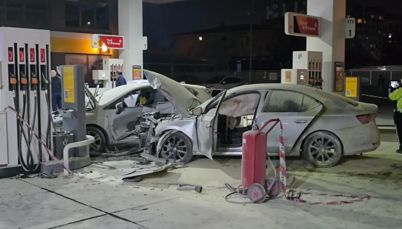 Çekmeköy’de kontrolden çıkan otomobil akaryakıt istasyonuna daldı: Araç alev aldı