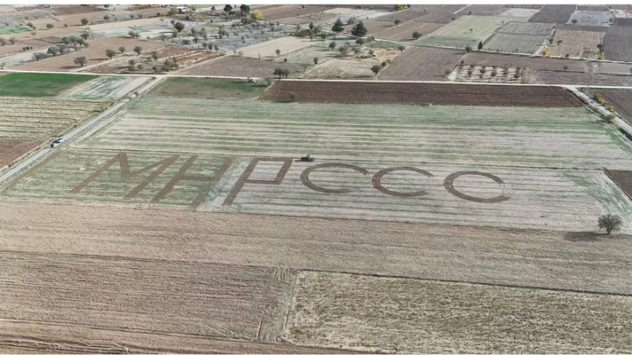Denizli'de çiftçiden anlamlı destek: Traktörüyle MHP ve Üç hilali işledi