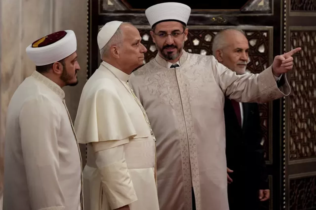 Papa Türkiye temaslarına devam ediyor: Sultanahmet'i ziyaret etti