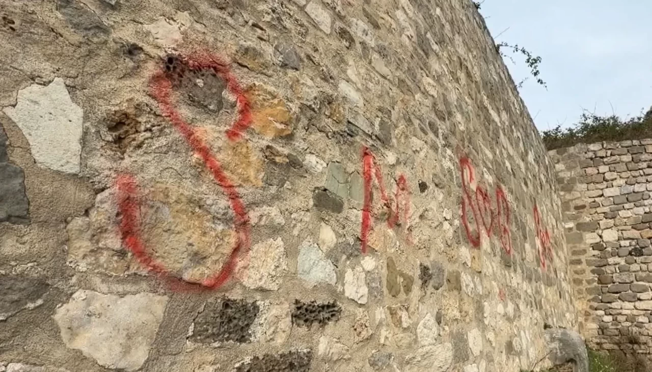 Amasra Kalesi’nin duvarlarını sprey boyayla boyadılar!