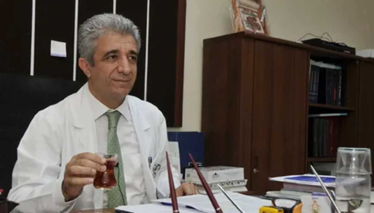 Herkesin yaptığı o hata! Uzmanlar Uyardı: Kaynar çay yemek borusu kanseri riski oluşturuyor!