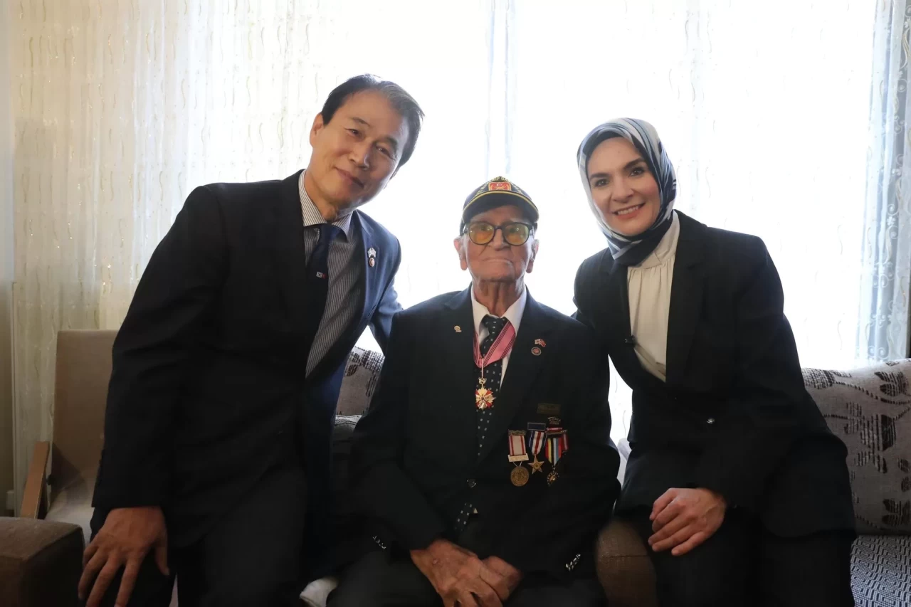 Bakan Göktaş, Güney Koreli bakan ile Kore gazisi Osman Yaşar Eken'i ziyaret etti