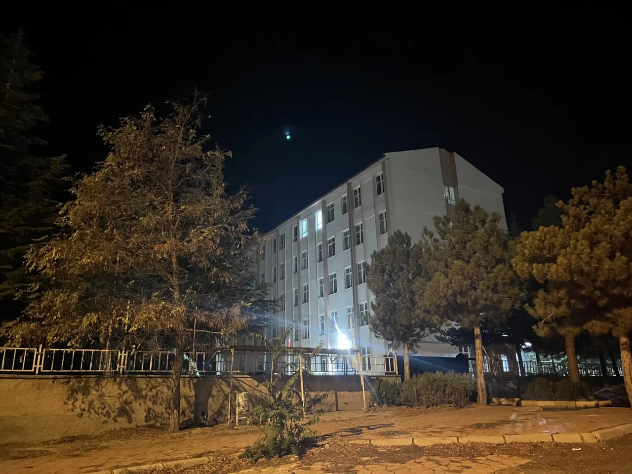 Niğde’de 6 öğrenci yedikleri pastadan sonra hastanelik oldu