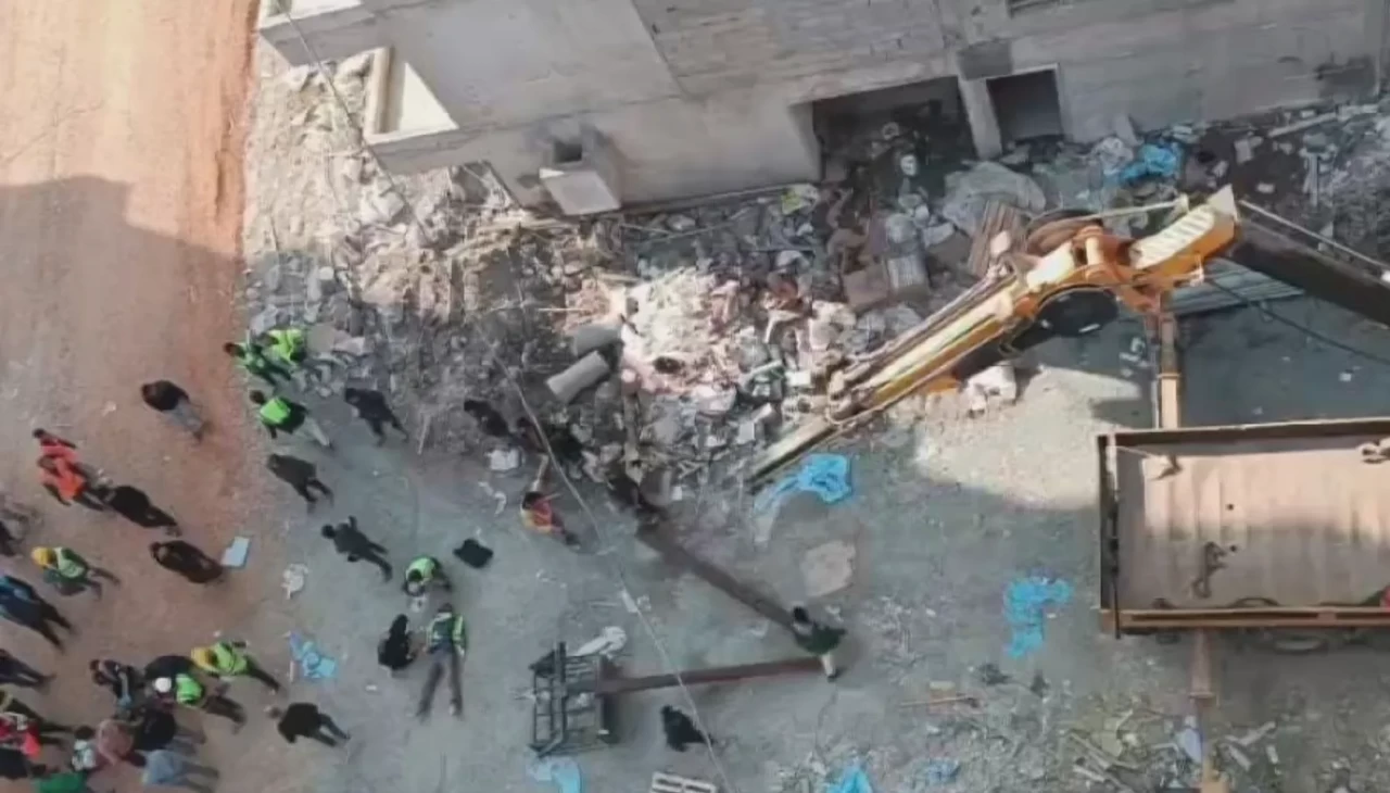 Hatay’da şantiyede vinç kırıldı: 2 işçi 25 metreden yere düştü