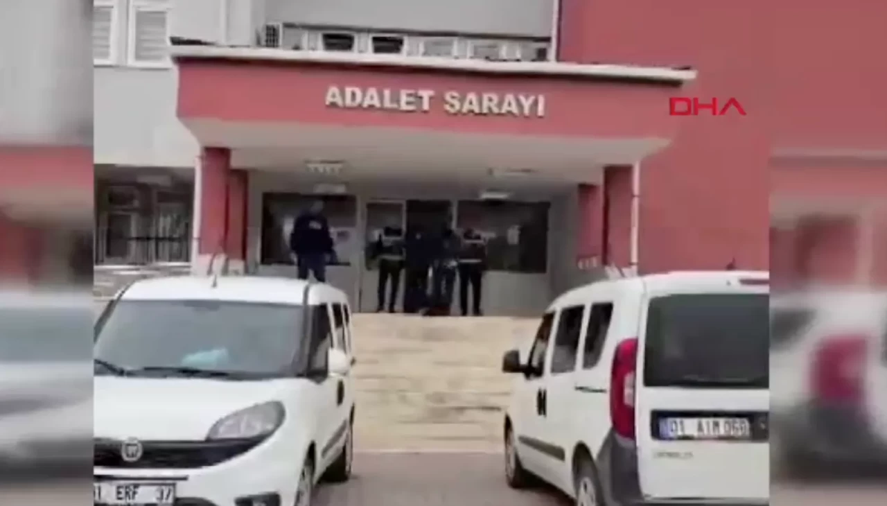 Adana'da otomobilden bin 62 adet yasaklı madde içeren hap çıktı: 2 şüpheli tutuklandı