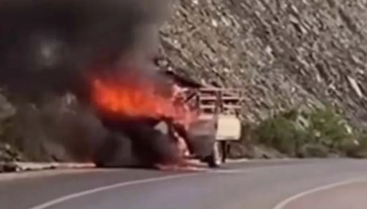 Hatay’da seyir halindeki kamyonet alev aldı: Araç kullanılamaz hale geldi