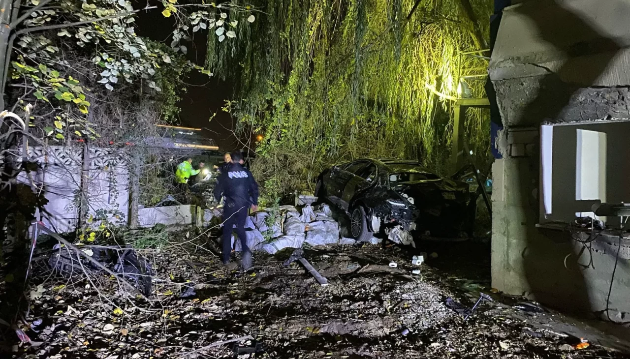 İki otomobil köprüde çarpıştı: Bariyerleri aşan araçlar iş yeri bahçesine uçtu; 1 ölü, 4 yaralı