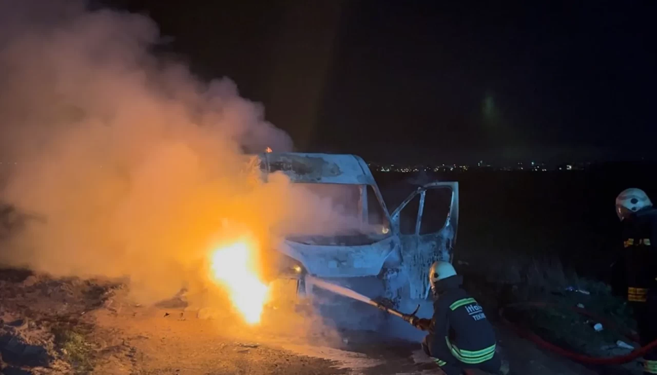 Panelvan bir anda alev aldı: Sürücü yanıklarla hastaneye kaldırıldı