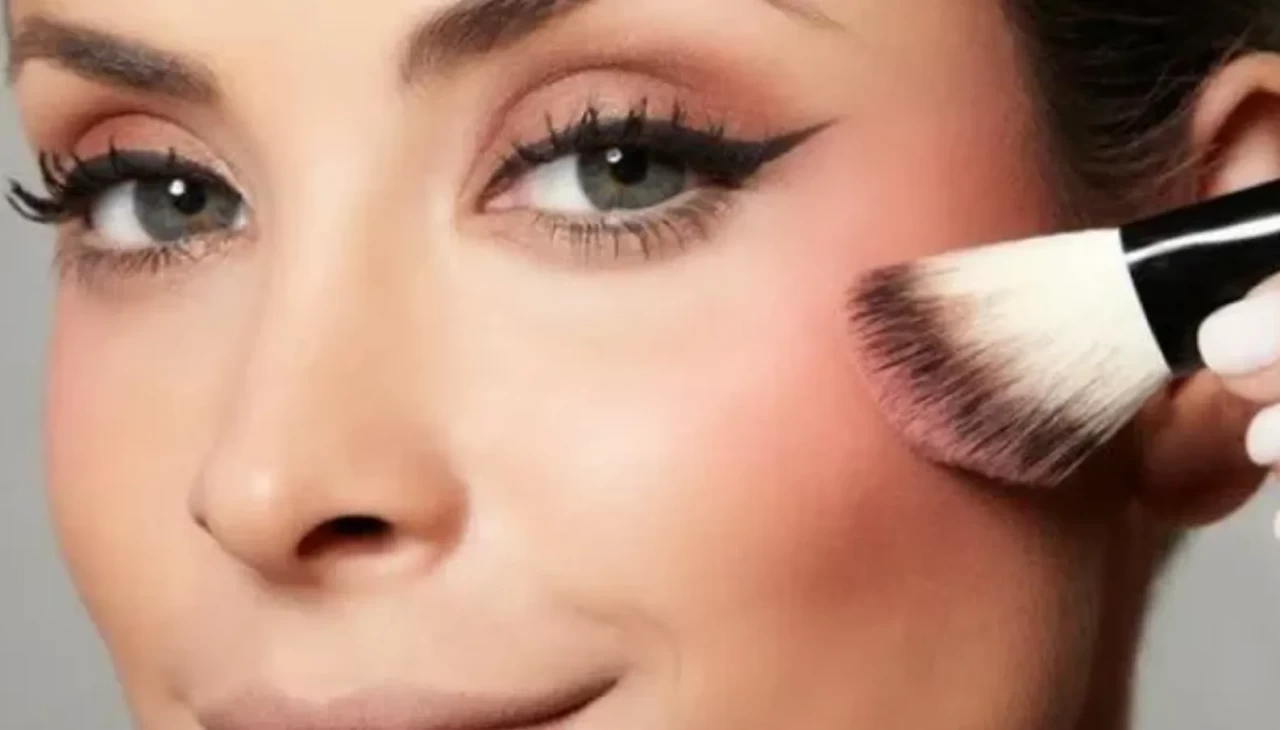 Allığı hep yanlış sürüyormuşuz! Yüz şekline göre doğru teknik şoke etti!