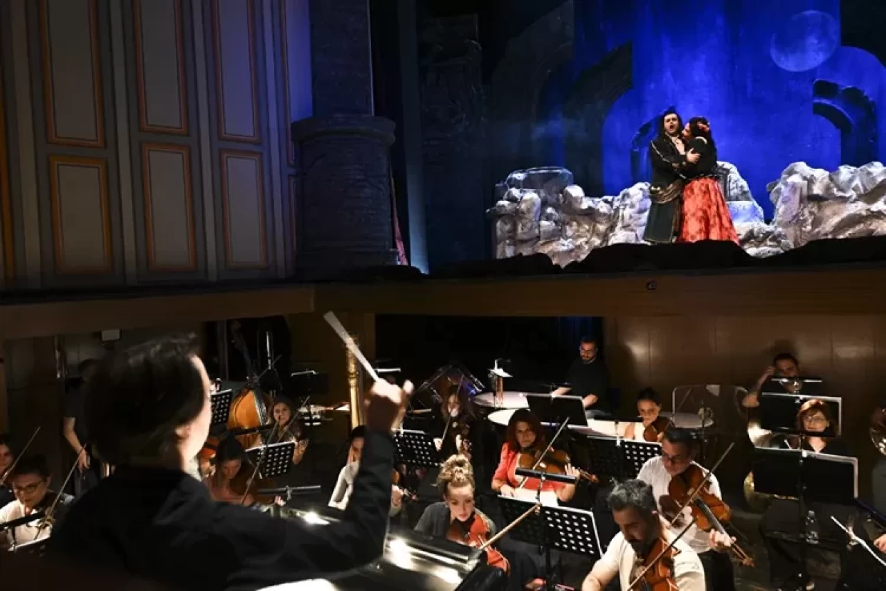 "Lucia di Lammermoor" operasında kostümler, dizi karakterlerinden esinlenilerek tasarlandı