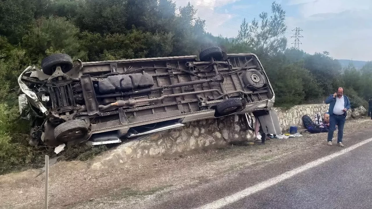 İzmir'de turistleri taşıyan minibüs devrildi