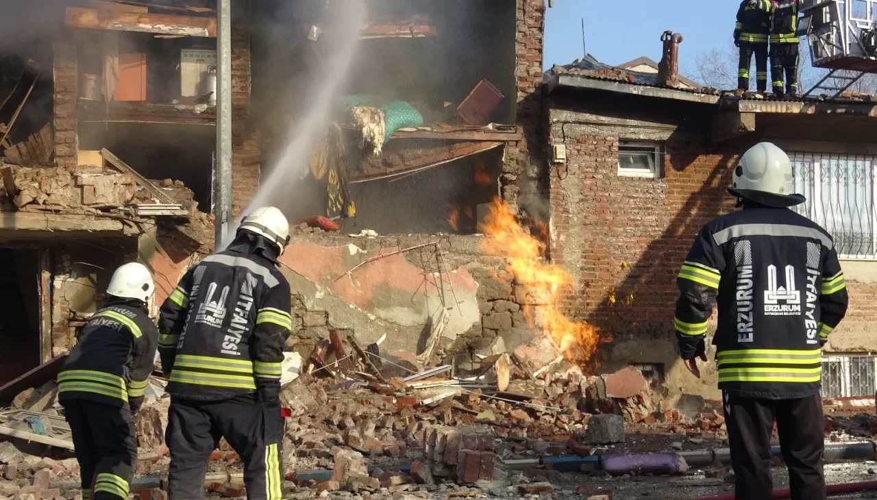 Erzurum'da iki katlı evde doğal gaz patlaması!