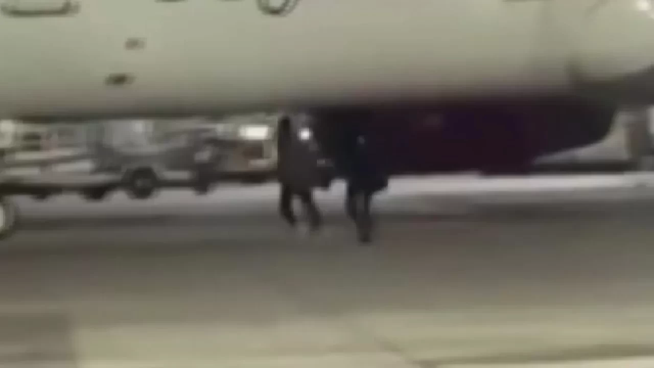 Almanya'da uçağı kaçıran yolcular piste koştu