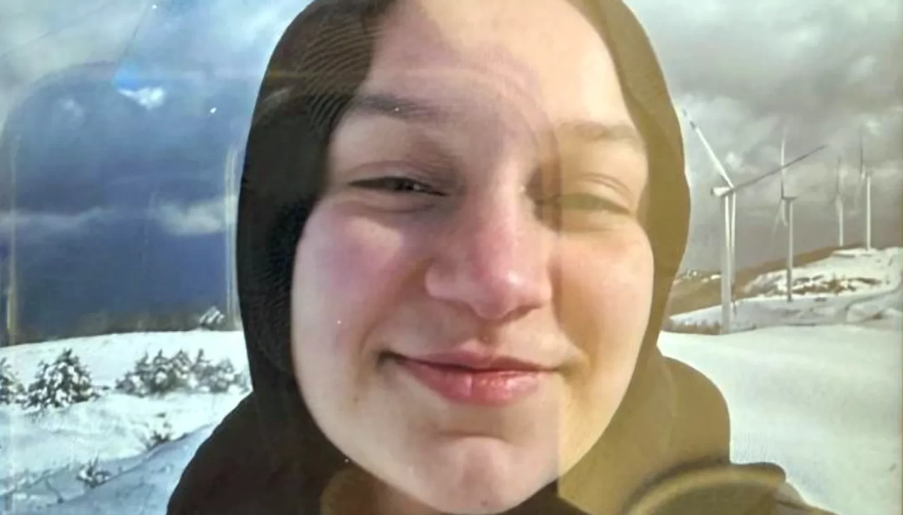 Enkazdan sağ kurtulan Dilara, hastaneden çıkar çıkmaz ailesinin mezarına koştu