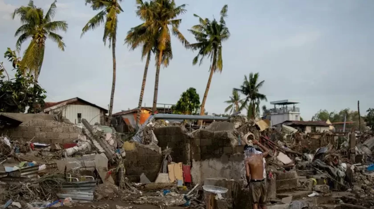 Filipinler'de felaketler üst üste: 100 bin kişi tahliye edildi