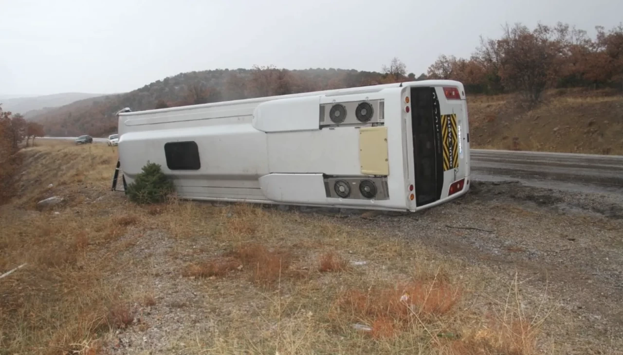 Konya’da öğrenci servisi devrildi: Çok sayıda yaralı var