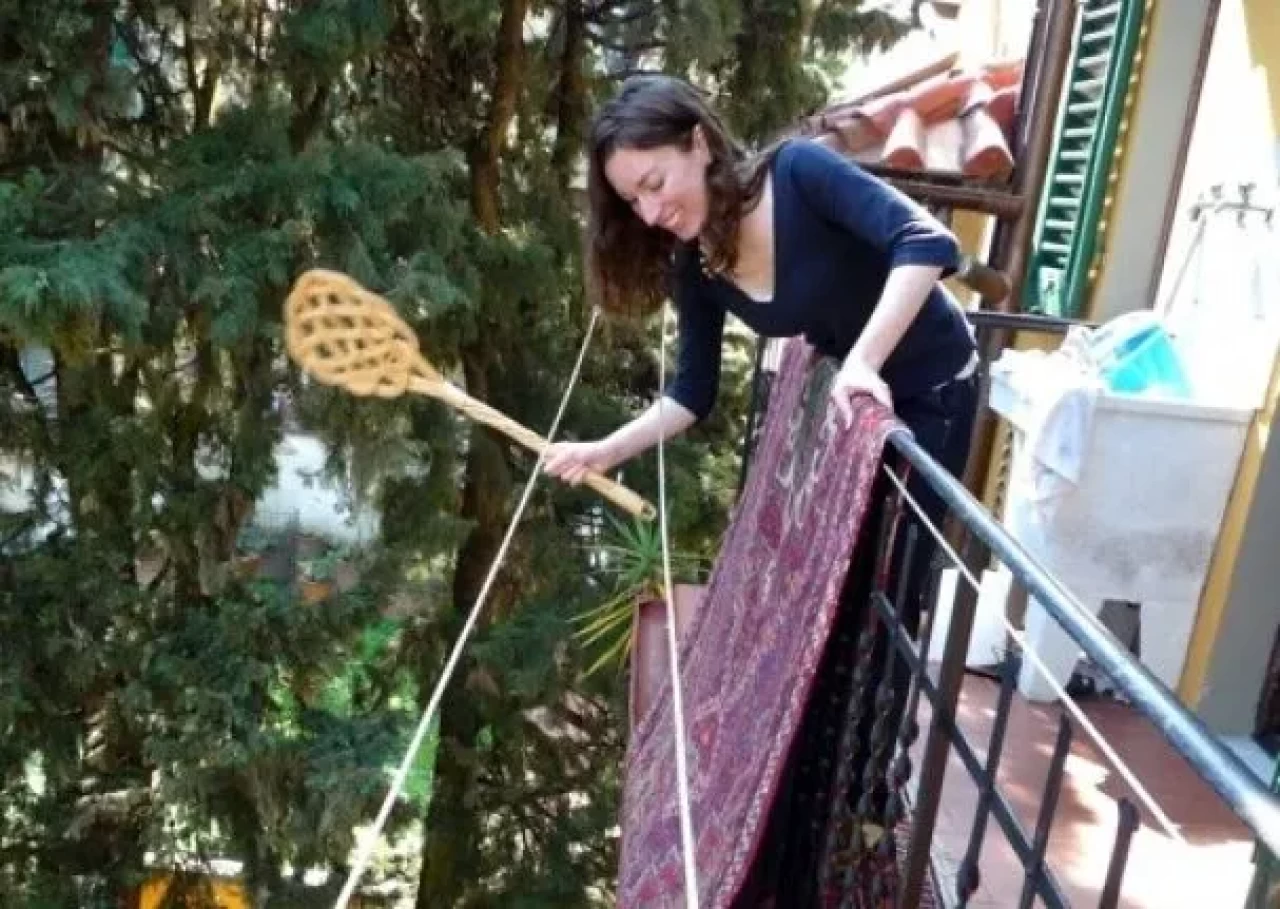 Komşusunun balkonuna halı silkeleyen sanığa 3 ay hapis cezası